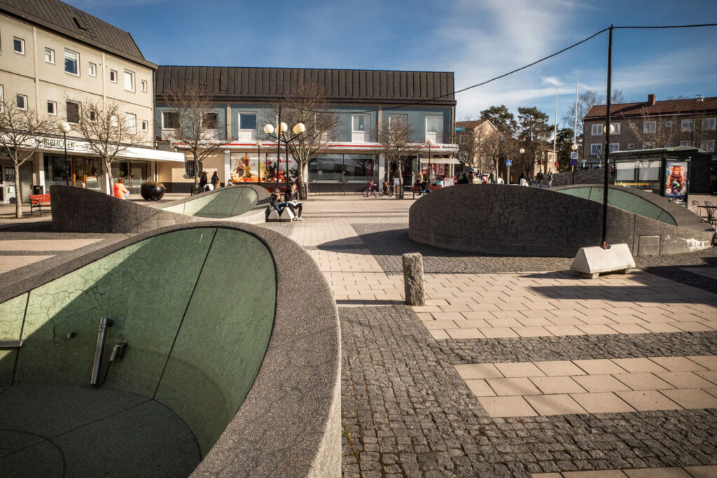 En bild på Blackebergs centrum en helt vanlig dag i april när solen lyser och folk sitter ute.