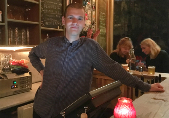 Assar Jansson är bartender på Katarina ölkafé på Katarina Bangata 27.