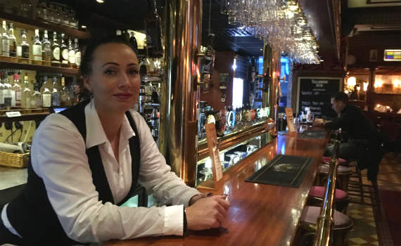 Magdalena Askervall är chef på puben The Queens Head i Stockholm.
