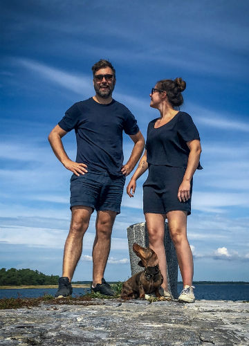 Björn Ekmark och Linnea Fagerholm delar med sig av hunden Åsas liv genom kontot "taxdrugsandrocknroll".