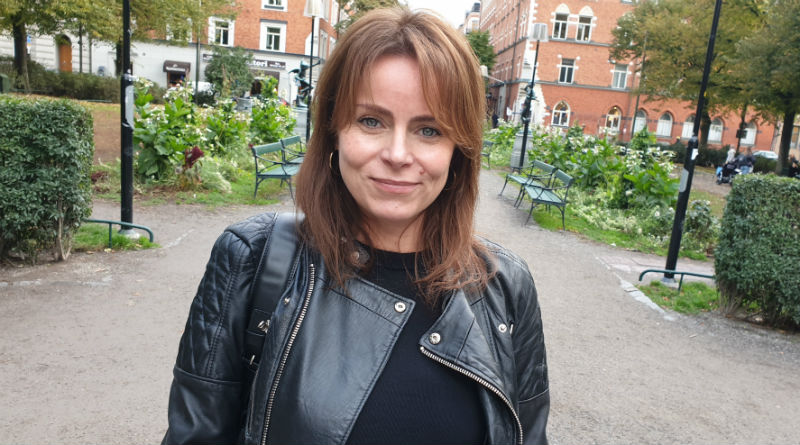 Linda Djapo befinner sig i Mariaparken på Södermalm i Stockholm. Hon har långt, brunt hår; blåa ögon och svarta kläder. Linda säger att hon gör sitt liv rikare genom att byta karriär. FOTO: ULRIKA ÅKERBLAD.