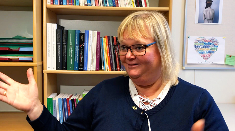 Christine Gustafsson, forskare vid Mälardalens högskola, blir intervjuad på sitt kontor.
