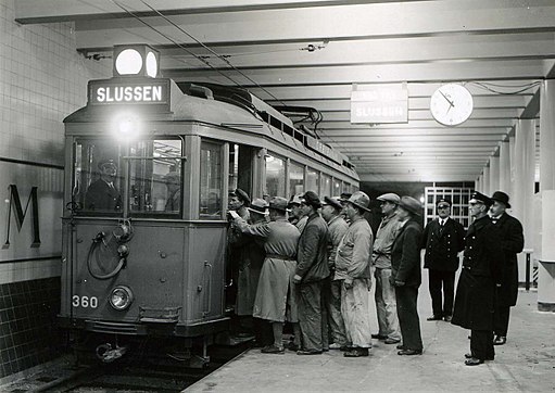 Spårvagnståg på tunnelbanestationen Ringvägen (nuvarande Skanstull) 1933.