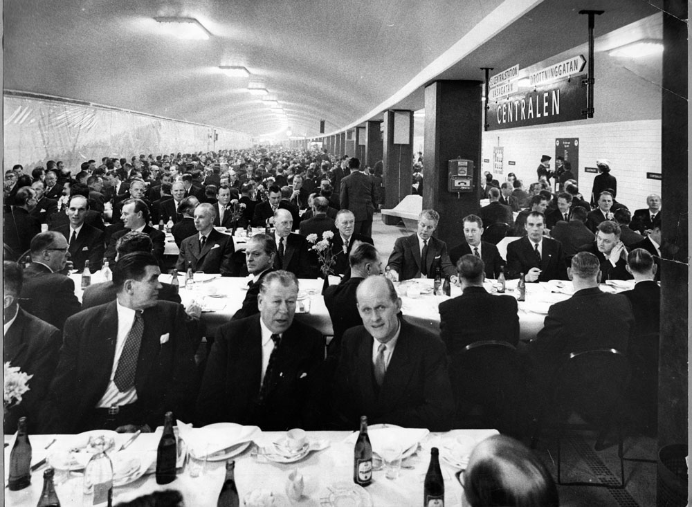 Fotografi från Spårvägsmuseet föreställande den taklagsfest på Centralen (nuvarande T-Centralen) som Stockholms Spårvägar arrangerade den 23 november 1957. 
