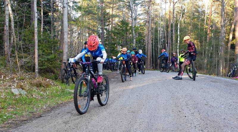 Träning i naturen genom att gå med i en mountainbikeklubb blir allt mer populärt. Här en grupp ungdomar som cyklar ett träningspass en tisdagkväll i MTB Täby.