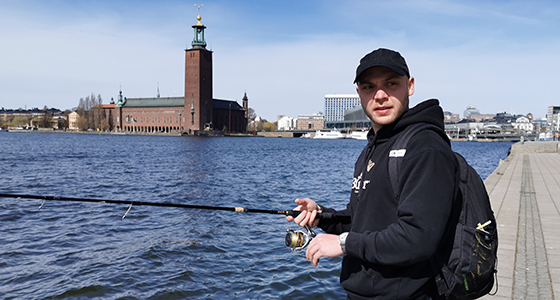 Anton, en av Stockholms sportfiskare framför Stadshuset.