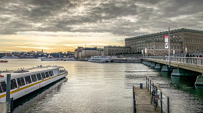 Kvällsvy över Stockholm vatten med Stockholms slott i bakgrunden.