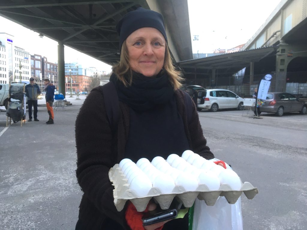 Elisabeth Lundgren gillar stämningen vid rekoringen i Liljeholmen. Här visar hon de färska ägg hon just har köpt av en lokal bonde.