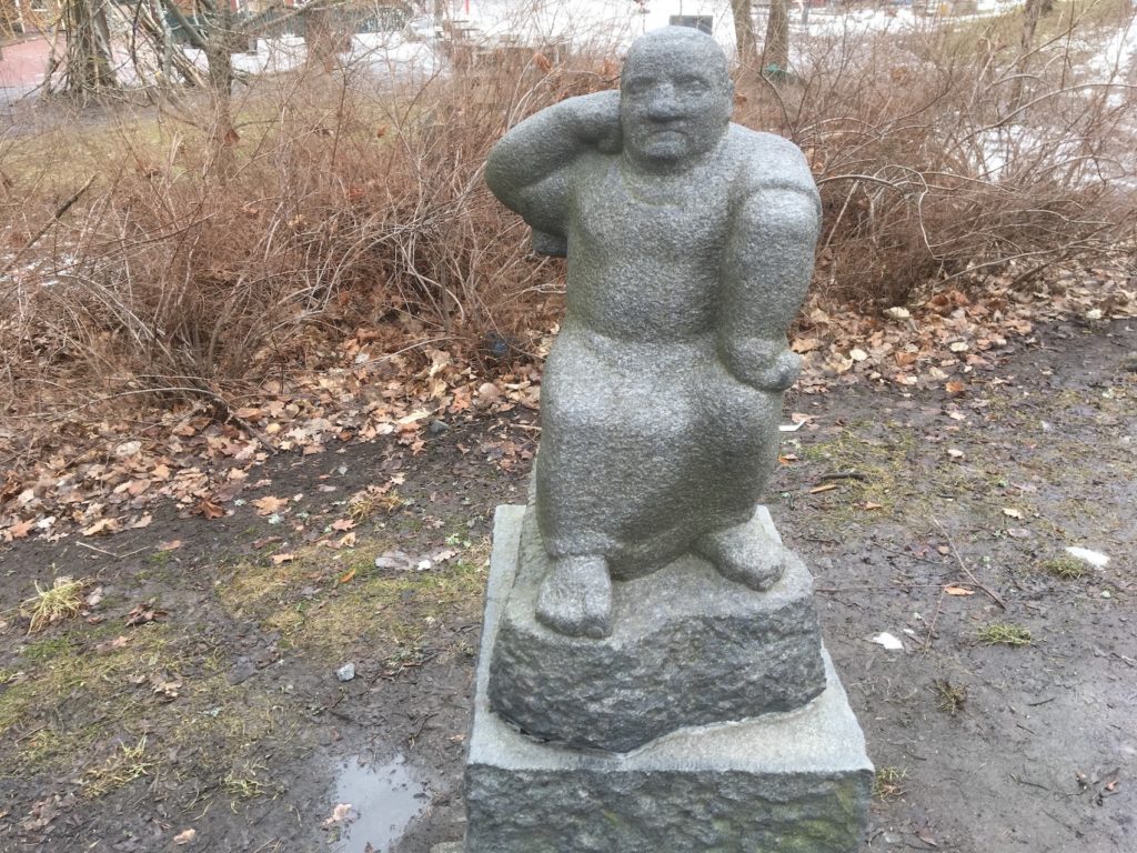 Liss Erikssons bastanta granitskulptur "Faster" sitter vid en av ingångarna till parkleken Lugnet vid Västertorps centrum. 