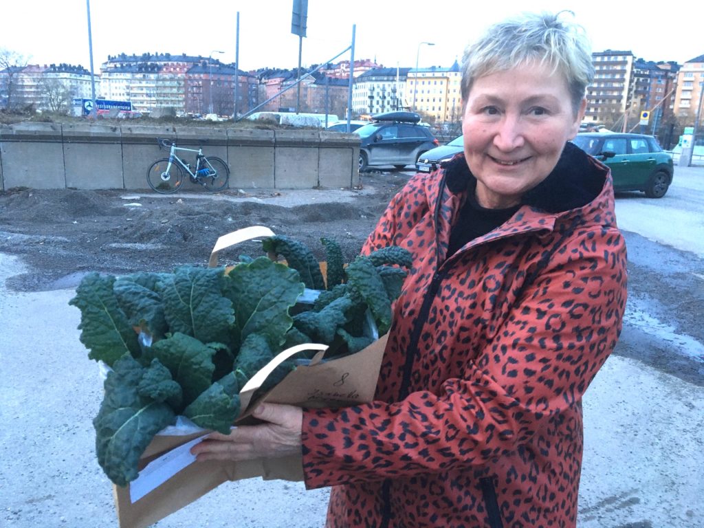 Grönsaksodlaren Johanna van Lenteren har med sig olika slags sallad till rekoringen i Liljeholmen, och visar stolt upp dem,