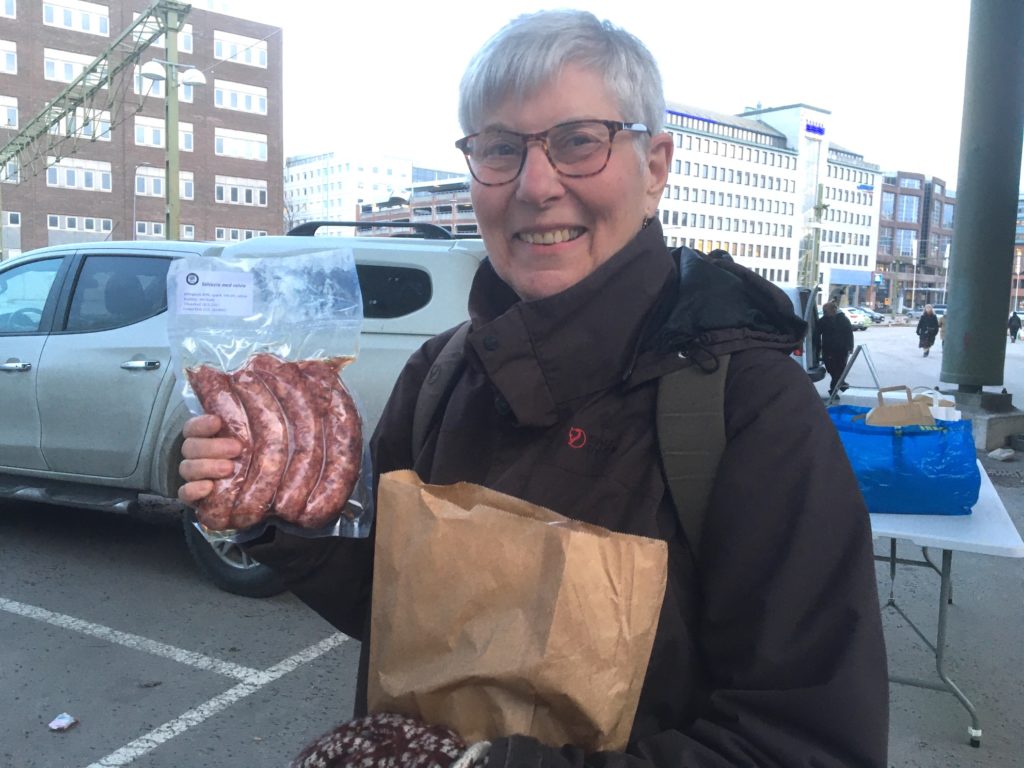 Ulla Ask beställer alltid salcissiakorv från en getuppfödare i Huddinge, som brukar komma till rekoringen i Liljeholmen. Här visar hon den färska korven.