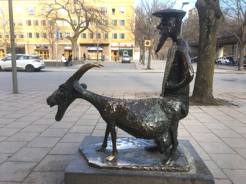 "Gubben och geten" är den kanske mest folkkära skulpturen i Västertorp. De ser ut att promenera längs Västertorps huvudgata. Allan Runefelt har skapat den.