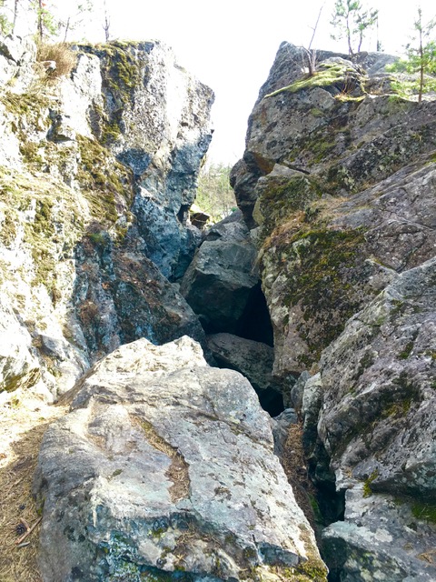 Ingången till Varggrottorna täcks delvis av klippblock.
