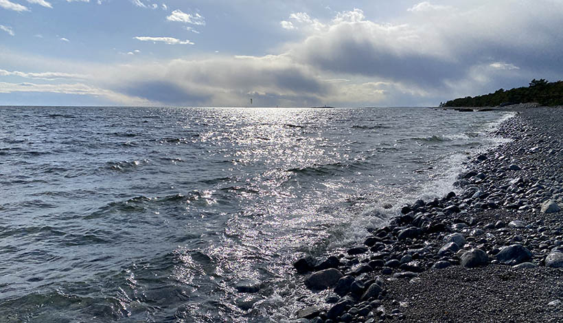 Torö stenstrand, himmel möter hav i Örens naturreservat.