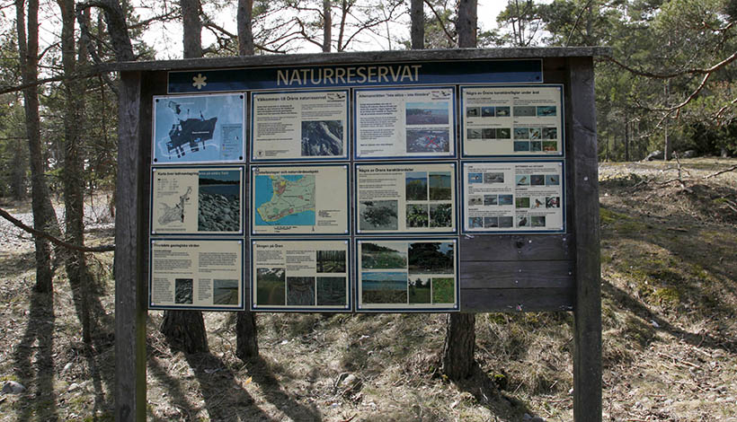 En anslagstavla med information om Örens naturreservat.