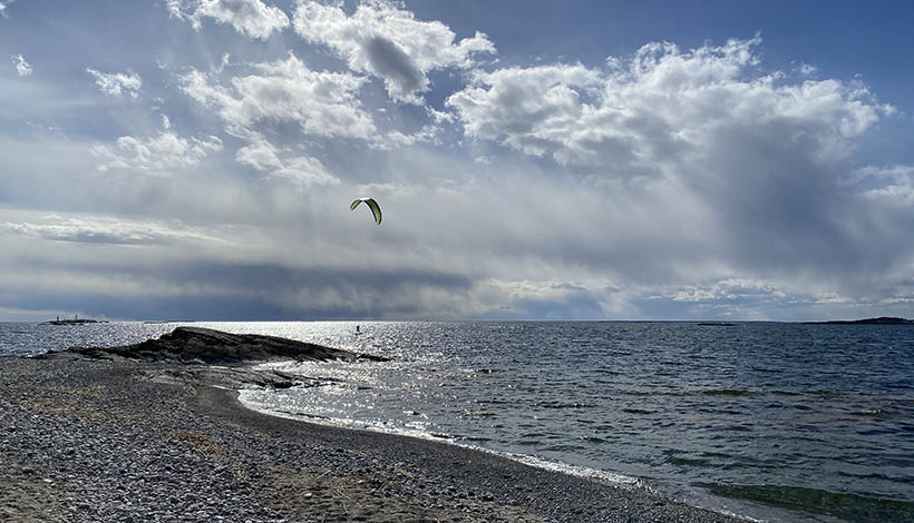 En kitesurfare utanför Örudden på Torö i Örens naturreservat