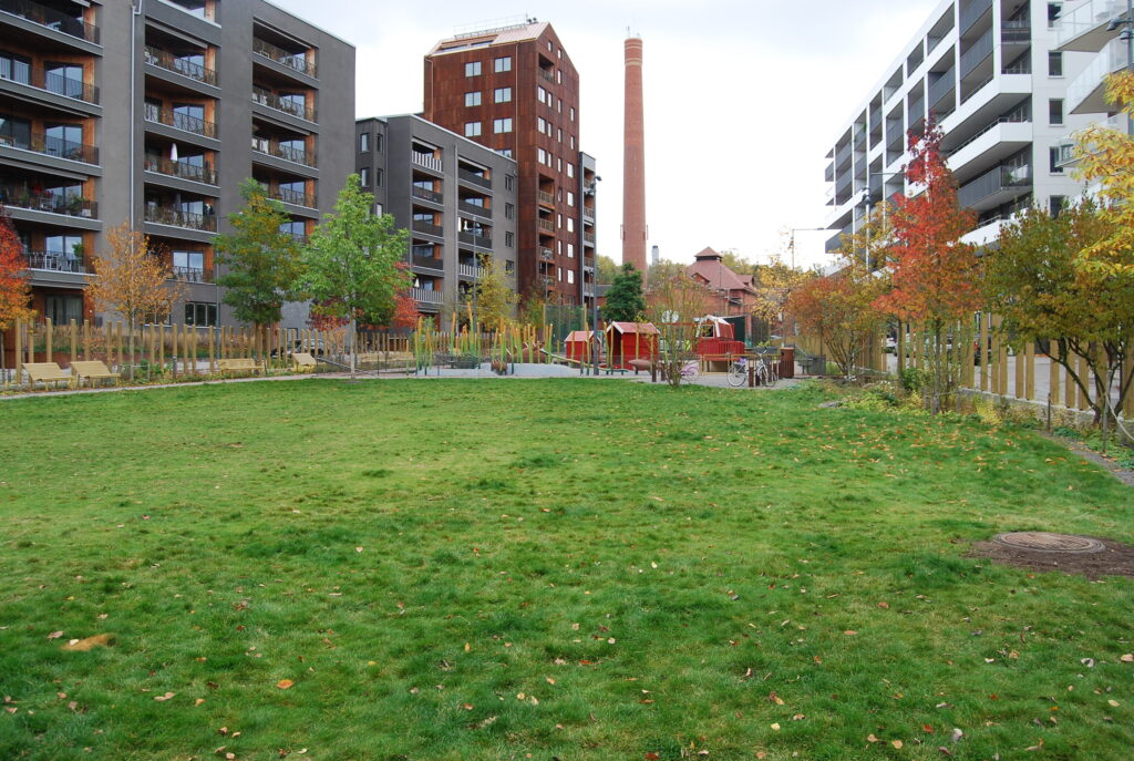 Lekplats och grönområde i Norra Djurgårdsstaden.
