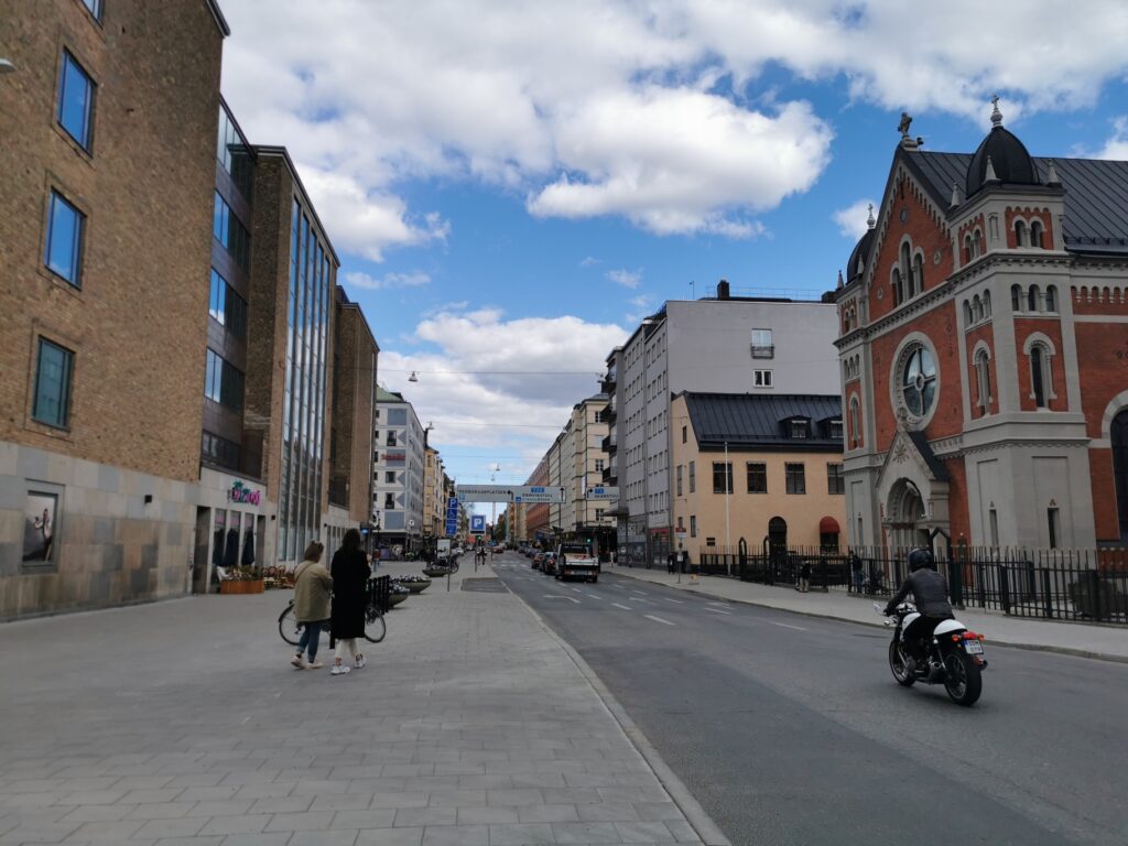 Vy från Medborgarplatsen längs Folkungagatan på Södermalm i Stockholm. Folkungagatan erbjuder härliga smakupplevelser på des många restauranger, cafér och barer.