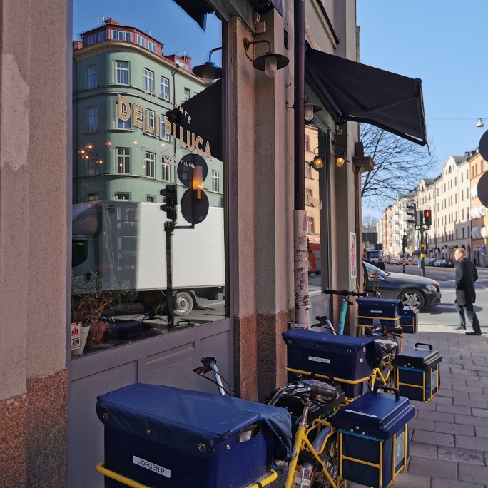 Lunchpaus för några av Stockholms brevbärare på en av Folkungagatans härliga italienska restauranger. I hörnet Renstiernas gata.