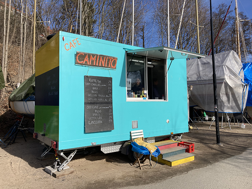 Café Camintos servering sker från en blå liten husvagn.