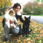 Sarah Utas är en riktig hundvän. Här syns hon med Måns, en Shetland sheepdog, och Myrra, en kelpie.