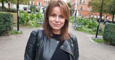 Linda Djapo befinner sig i Mariaparken på Södermalm i Stockholm. Hon har långt, brunt hår; blåa ögon och svarta kläder. Linda säger att hon gör sitt liv rikare genom att byta karriär.