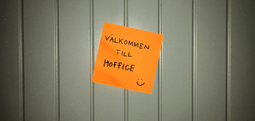 På en lapp på en ytterdörr står det skrivet "välkommen till Hoffice". 