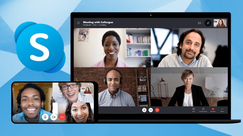 En exempel bild på en grupp människor som använder Skype, både på laptop och via mobilen.