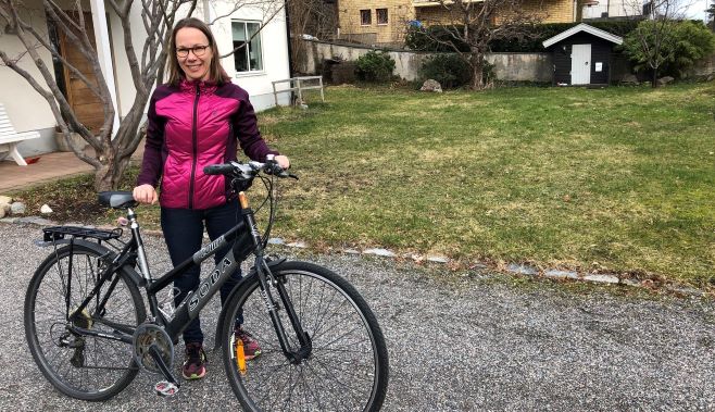 Karin Lundqvist gillar att cykelpendla till jobbet. Här med sin cykel utanför familjens hus