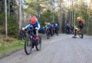 En grupp ungdomar som cyklar ett träningspass i MTB Täby