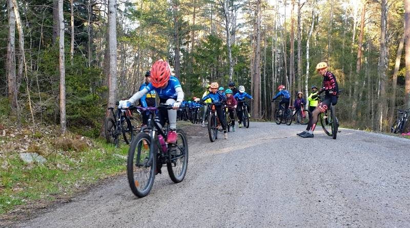 En grupp ungdomar som cyklar ett träningspass i MTB Täby