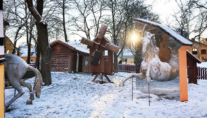 Den nya lekplatsen på Östermalm, i snö med flera små hus och hästar